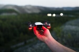 persona sujetando un microdron en la mano