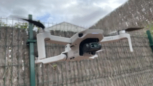 microdron volando junto a una valla