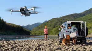 familia volando un dron junto al río