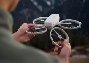 persona doblando las hélices de un dron ligero plegable