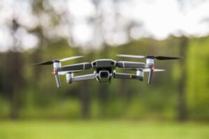 dron volando en la naturaleza
