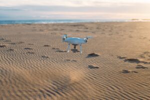 dron volando en la playa