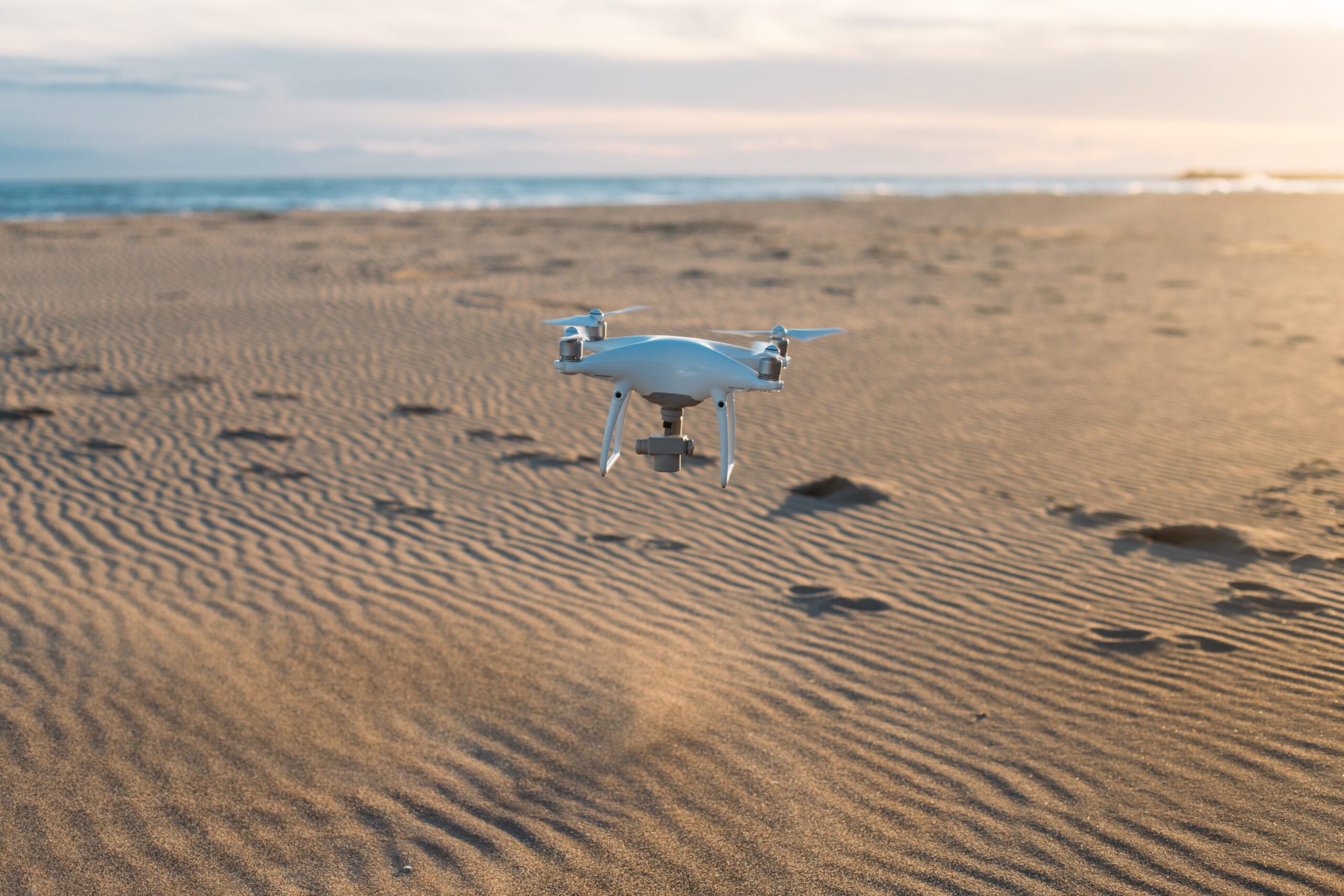 dron volando en la playa