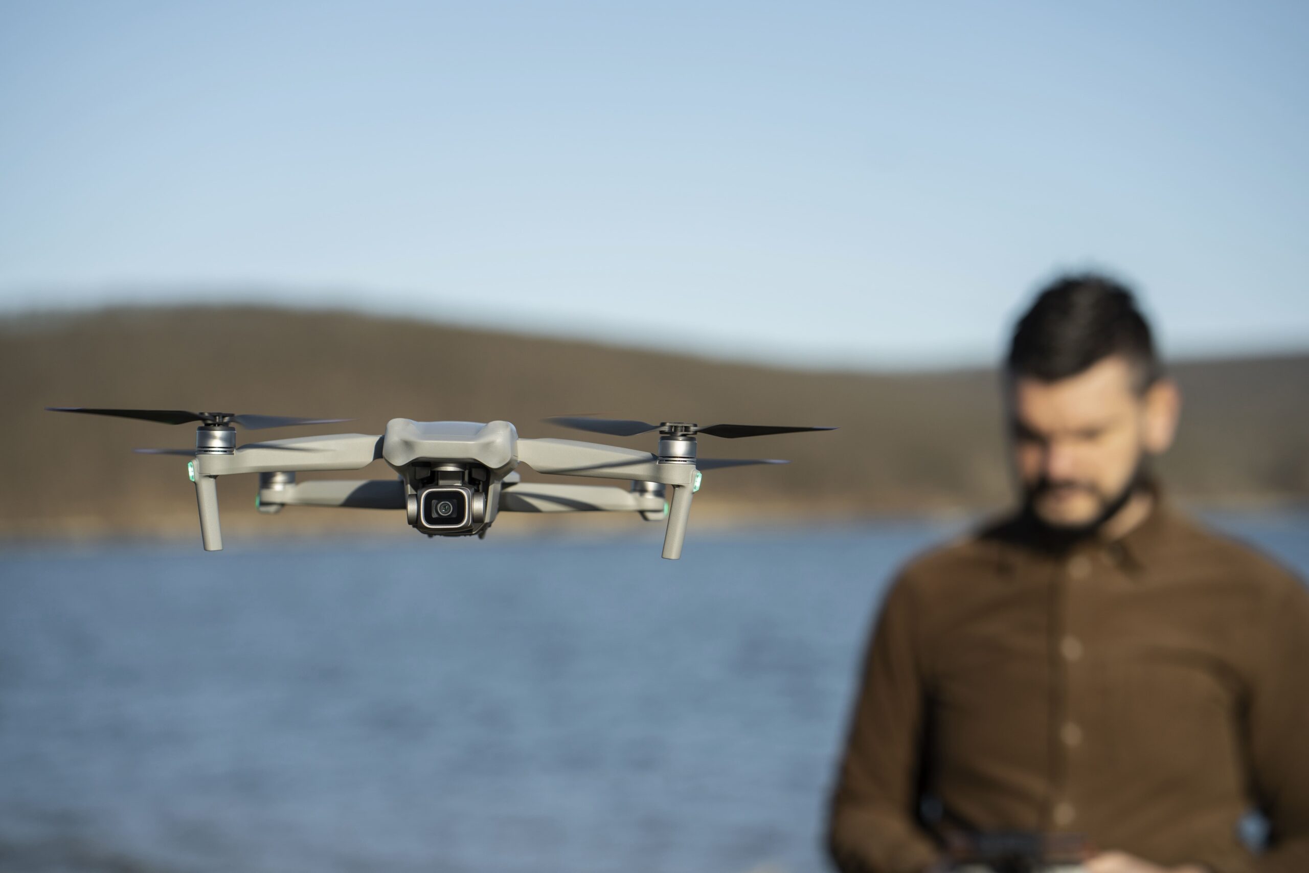 hombre manejando un dron