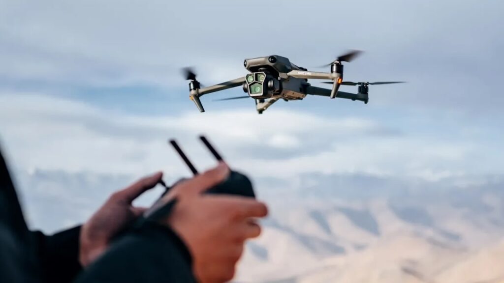 persona manejando un dron