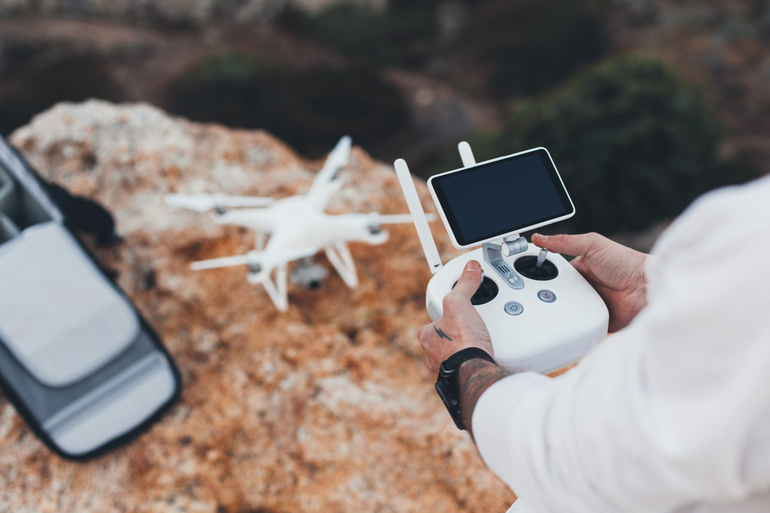 hombre configurando ajustes para pilotar un dron