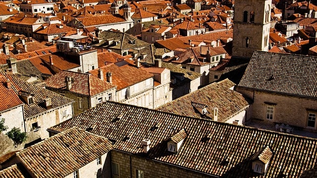 toma de dron de unos tejados
