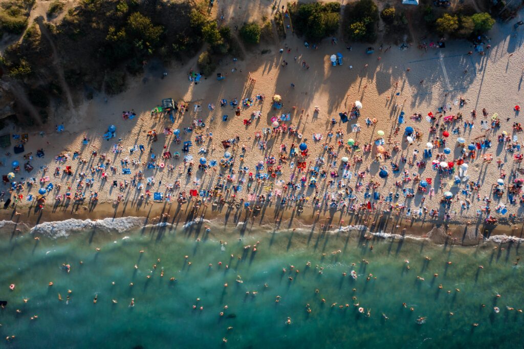 playa aglomerada en temporada alta